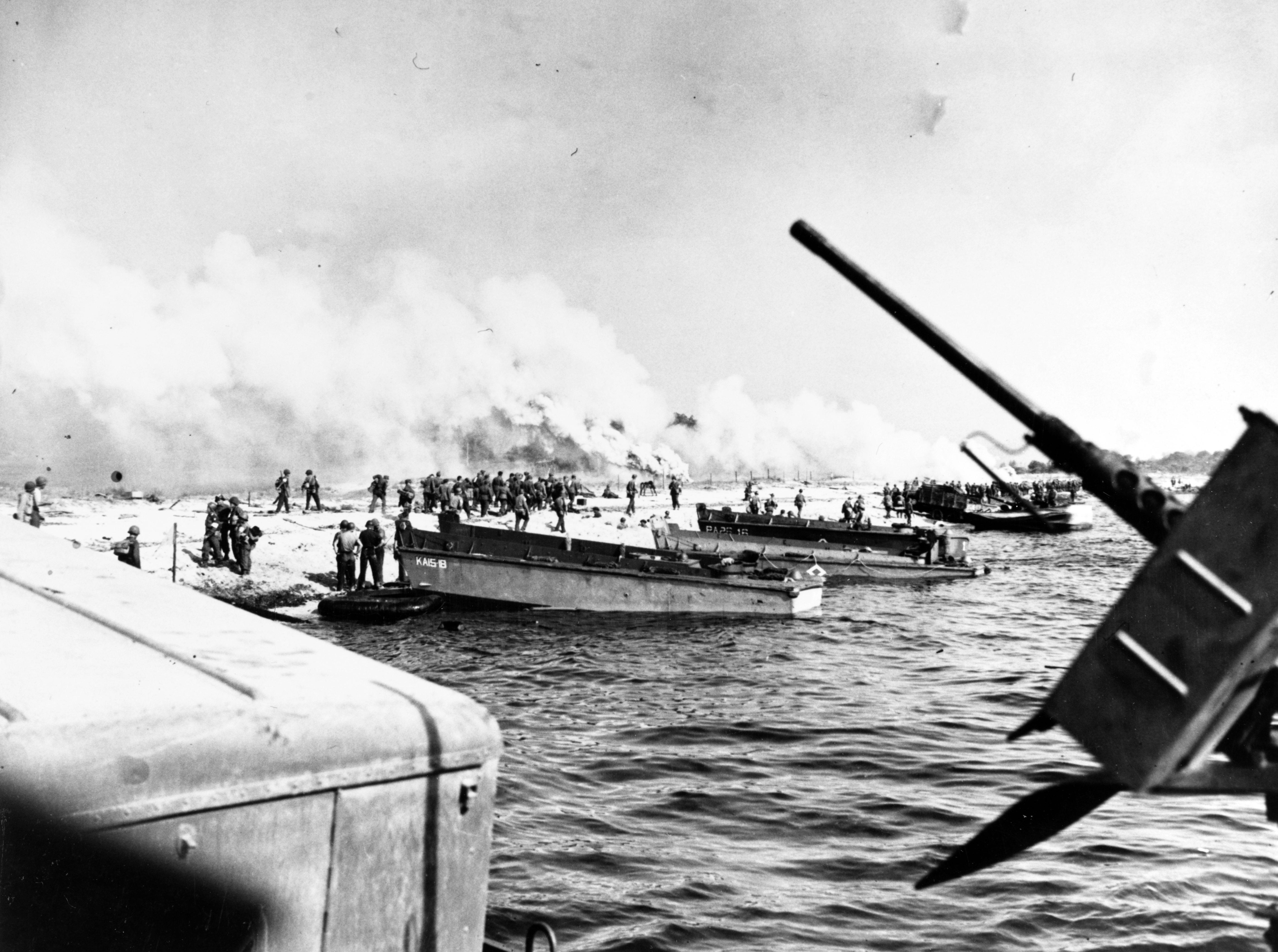 Embarcations de débarquement américaines sur une plage de la baie de Cavalaire, le 15 août 1944.